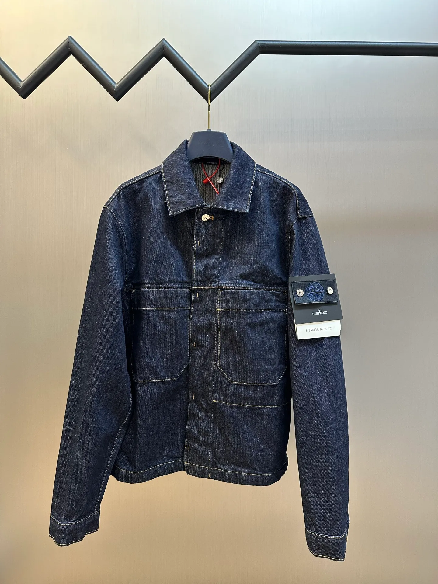 P520 Stonelsland Stone Island emblem denim jacket is made of custom-made high-density twill denim fabric. The front chest pocket is cut into the front panel in a golden ratio. The iconic Stonelsland emblem is embellished on the sleeves, like a unique medal, highlighting the brand's imprint. The whole piece of clothing is washed with medium filial piety, using a special solution to remove stains and slight fading, and then snowflake washed, using a strong washing method to fade the color to make it more uniform. The whole piece of clothing is stitched together using an embedded clamping machine. By changing the needle position, the embedded clamping machine can control the distance between the two needles to achieve seamless, smooth and tidy splicing. Size: s m l xl